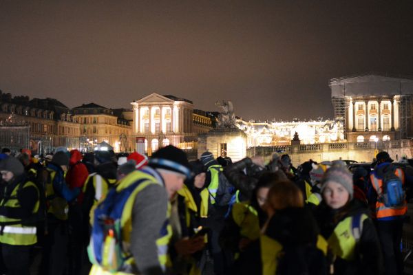 Marcheurs devant le château de Versailles lors de l'édition 2025 de la marche Paris-Mantes